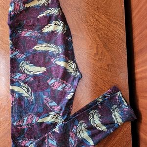 LuLaRoe One Size Leggings | Feathers and Paisley | size: OS